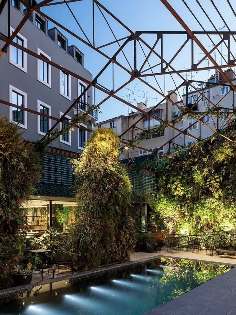 Subtropical courtyard garden at Hotel Hotel Lisbon with leafy plants and seating