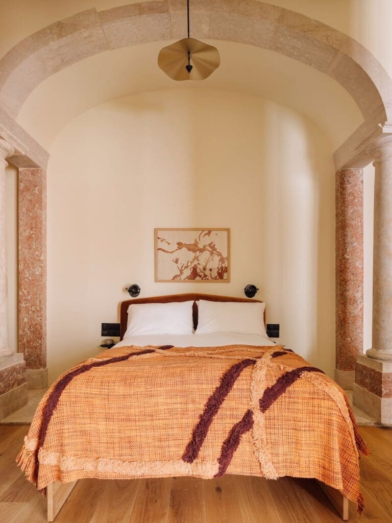 Locke de Santa Joana apartment-style room with modern décor and seating area