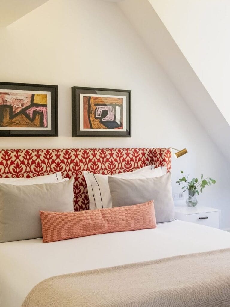 The Lumiares bedroom with neutral décor and spacious layout for groups