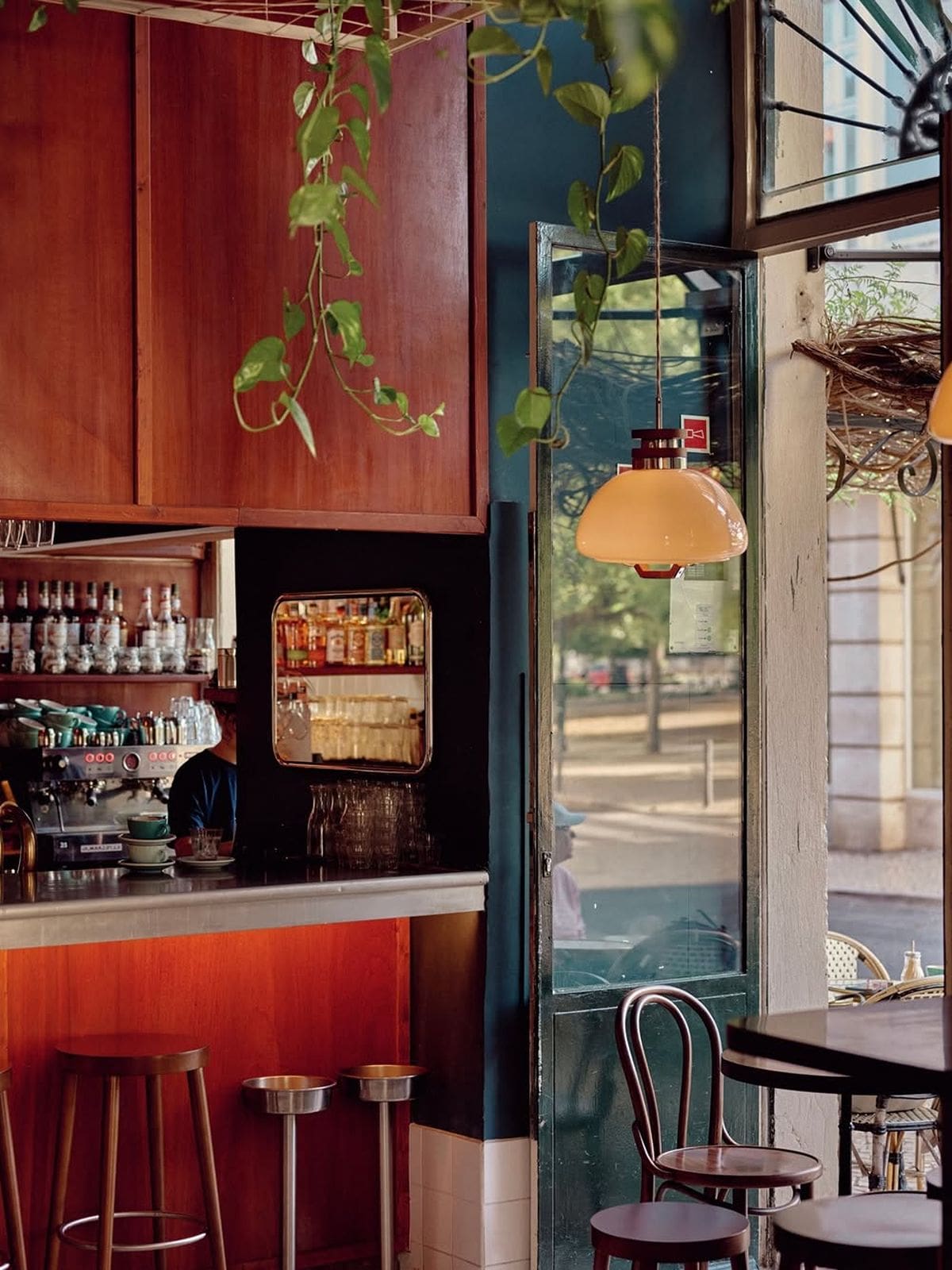 Inside Café Janis in Cais do Sodré, a lively daytime room with mismatched tables, brunch plates and iced coffees — ideal for a girls’ weekend pit stop that turns into “one more drink”.