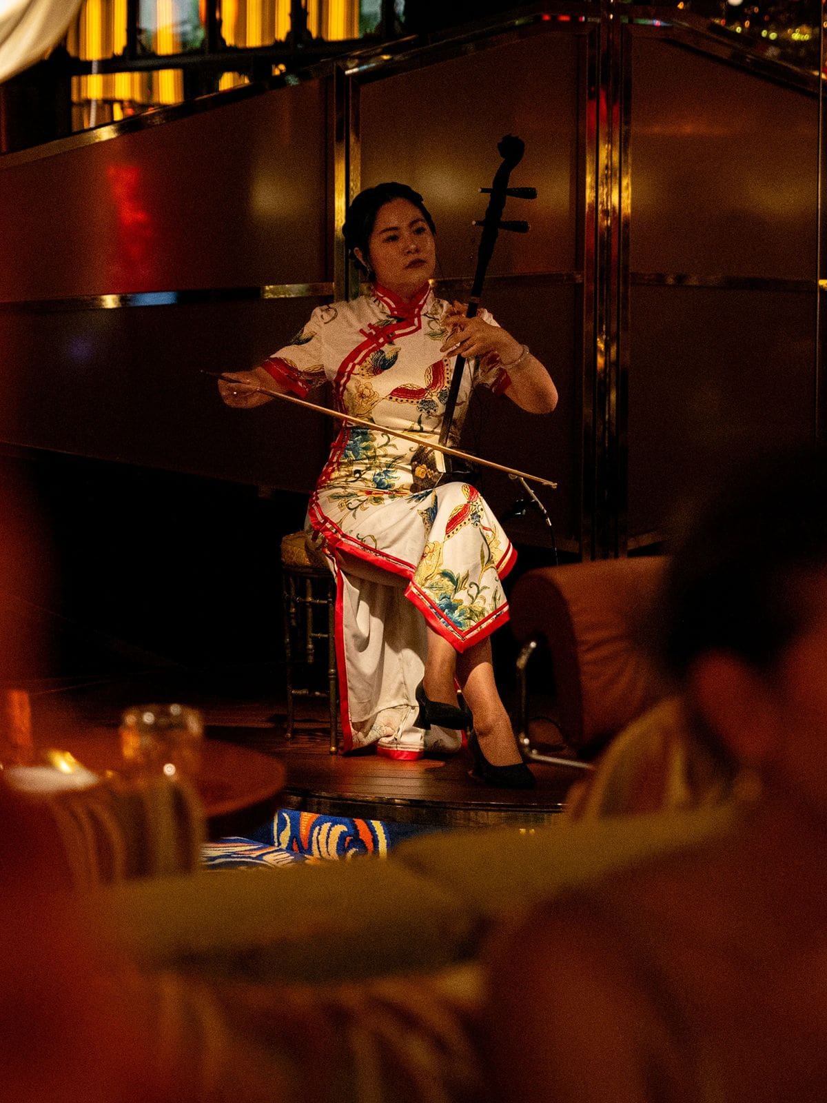 Vibey Lisbon dinner at JNcQUOI Frou Frou with live entertainment and cabaret-style atmosphere for hen parties.