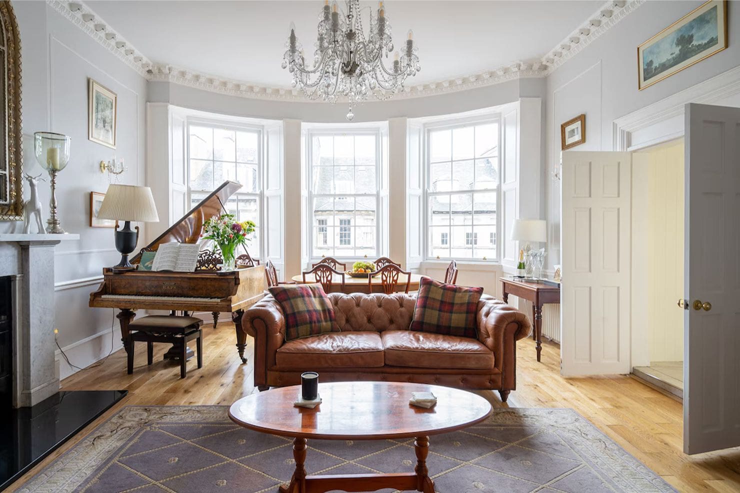 Elegant Georgian townhouse in Edinburgh’s New Town with chandelier, grand piano and light-filled living space, perfect for a hen weekend stay