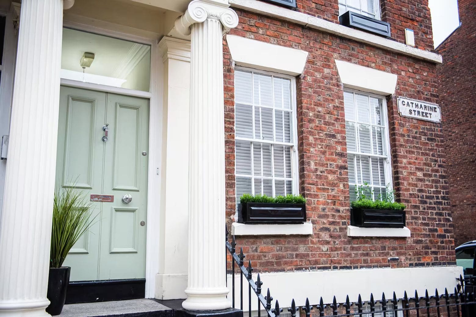 Classic Georgian townhouse with spacious group layout in Airbnbs in Liverpool for a hen weekend.