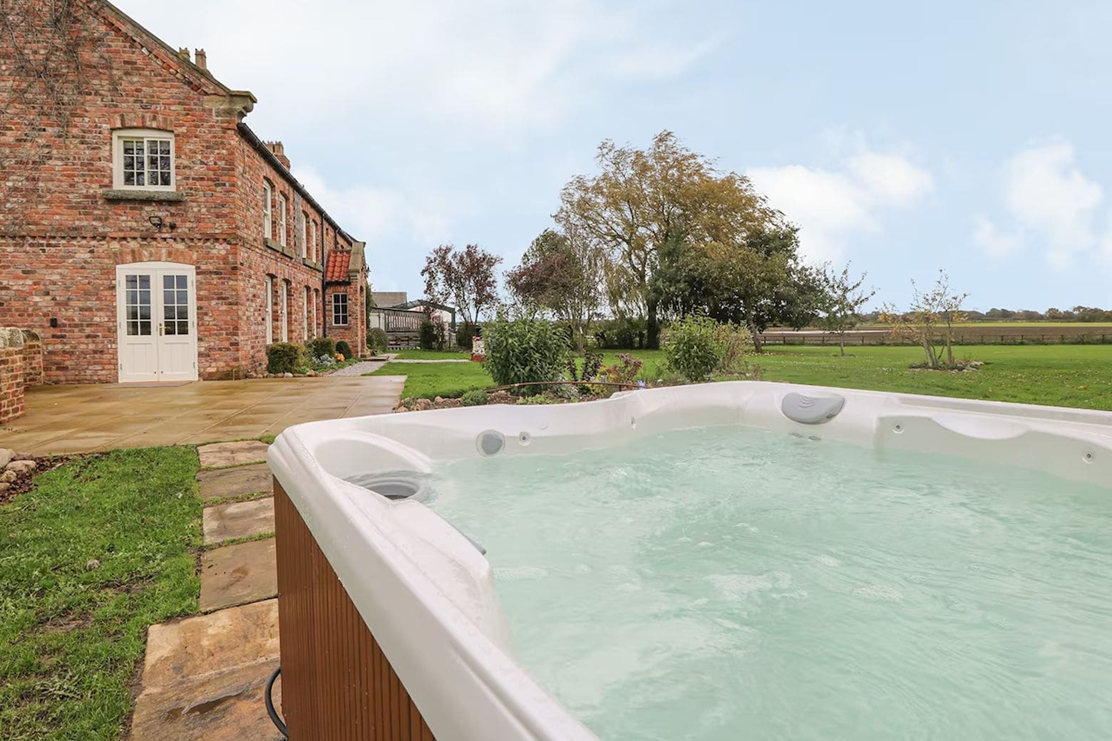 Traditional farmhouse with exposed beams and hot tub in Airbnbs in York for a hen weekend in a quiet rural setting.