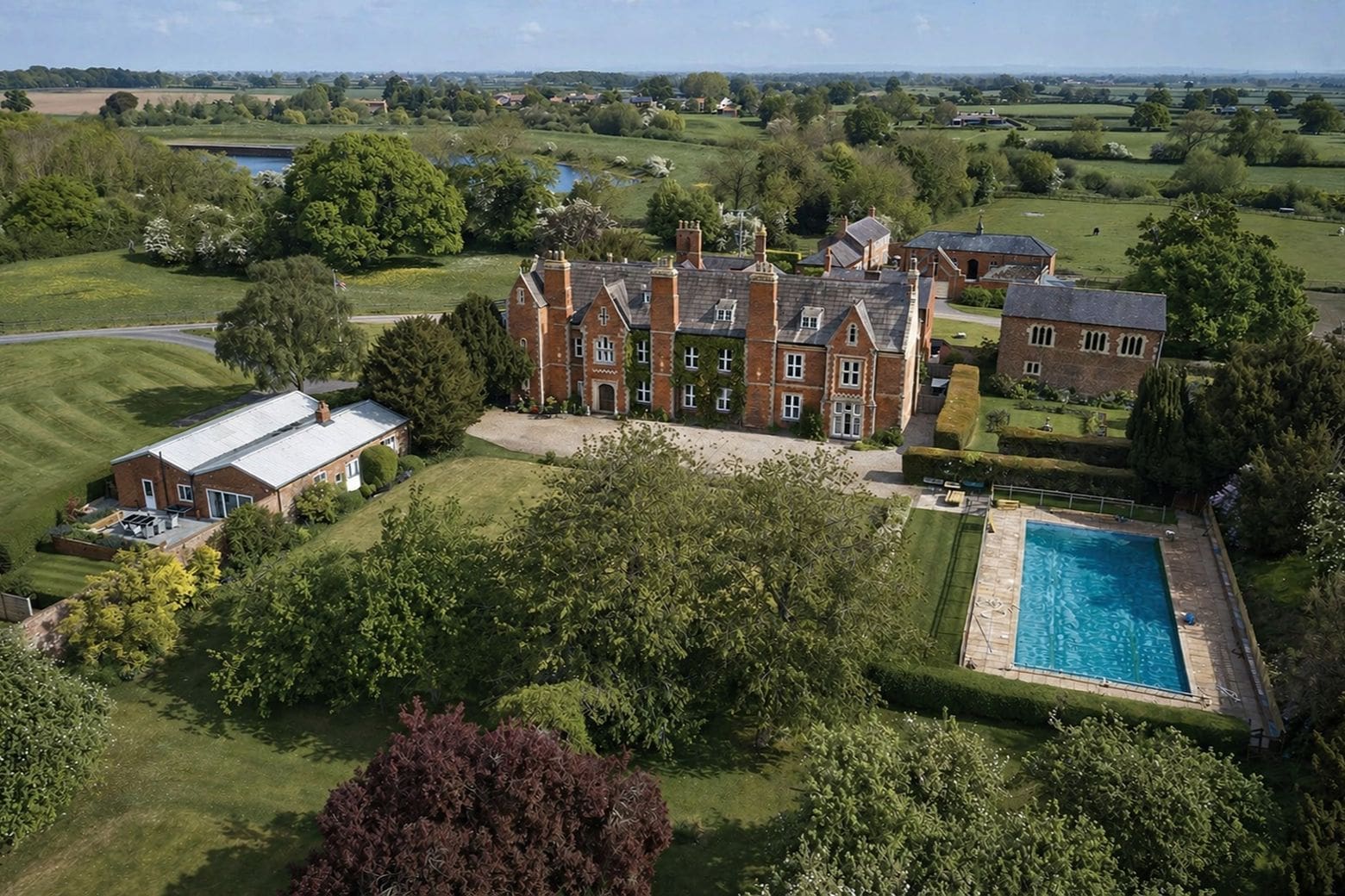Countryside house with large garden, pool and dining space in Airbnbs in York for a hen weekend just outside the city.