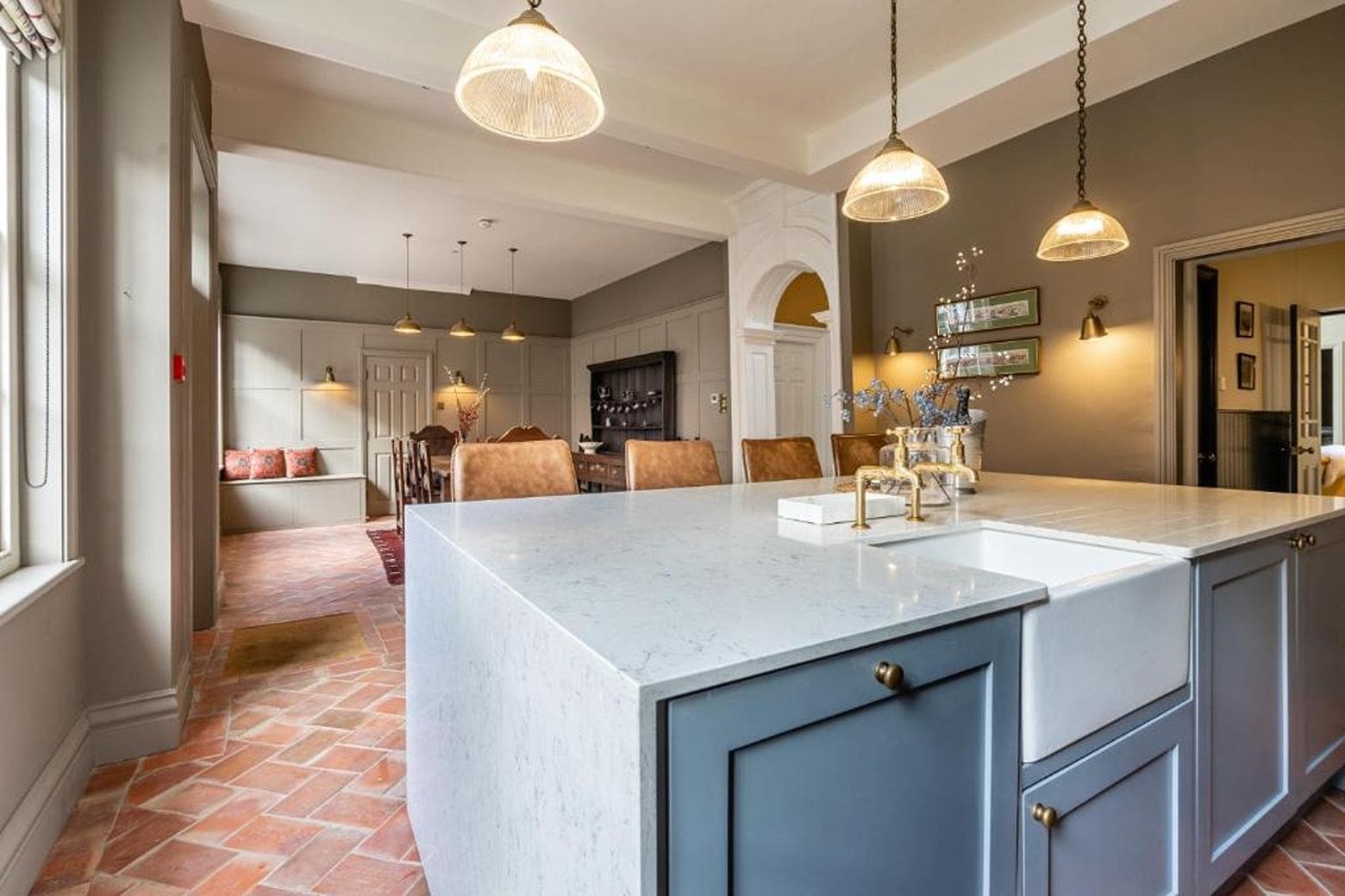 Central Georgian townhouse with stylish bedrooms and freestanding bath in Airbnbs in York for a hen weekend near the Shambles.