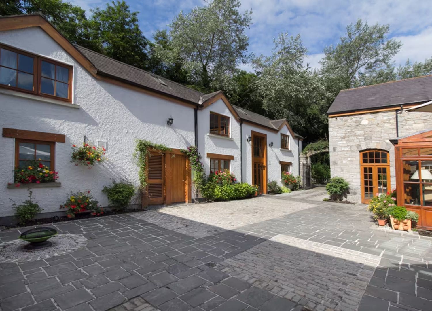  A curated mix of Georgian townhouses, city centre apartments and countryside retreats in Airbnbs in Dublin for a hen weekend, balancing central location with space for groups.