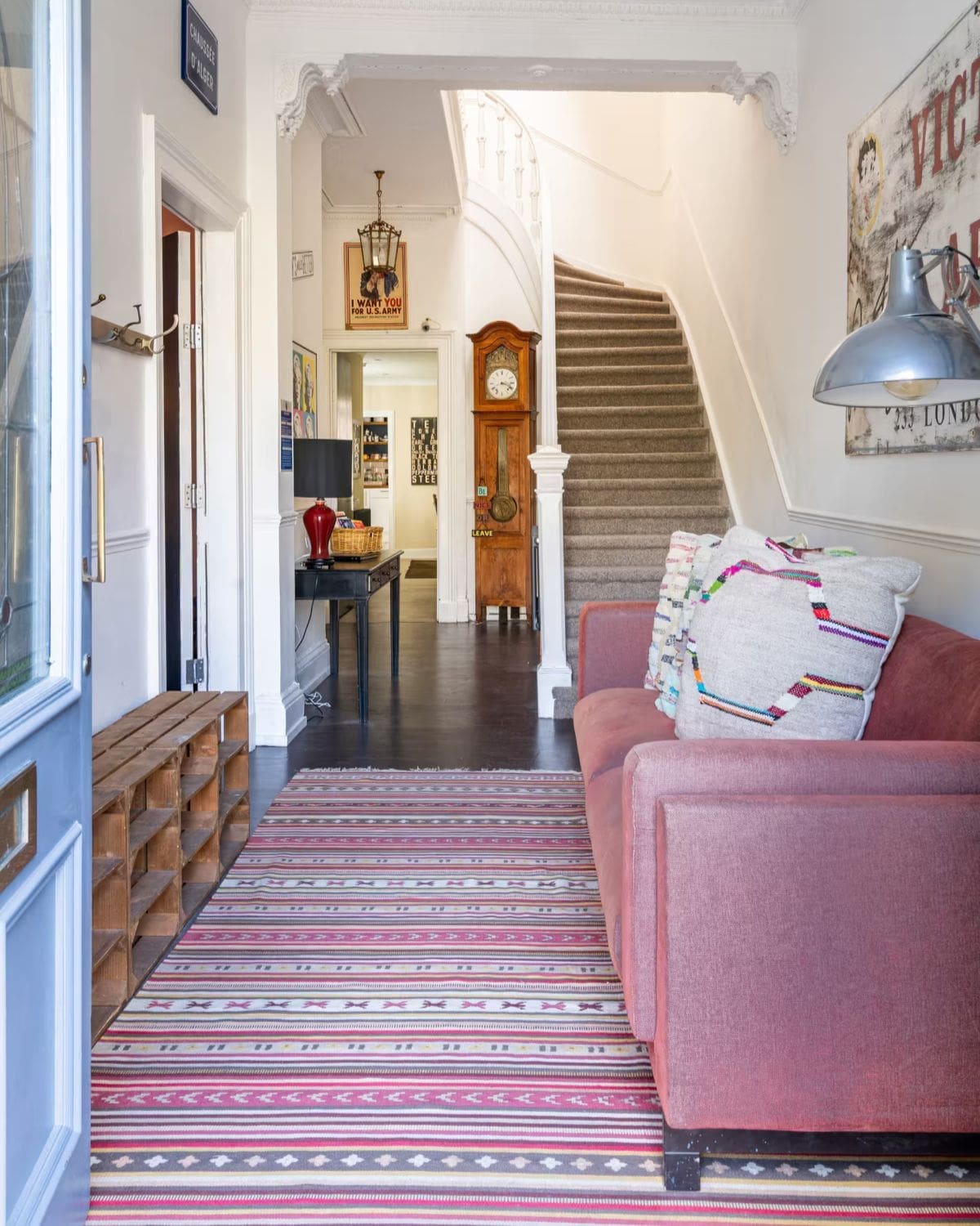 A curated mix of West End townhouses, central apartments and countryside group stays in Airbnbs in Glasgow for a hen weekend, from stylish city bases to slower rural retreats.