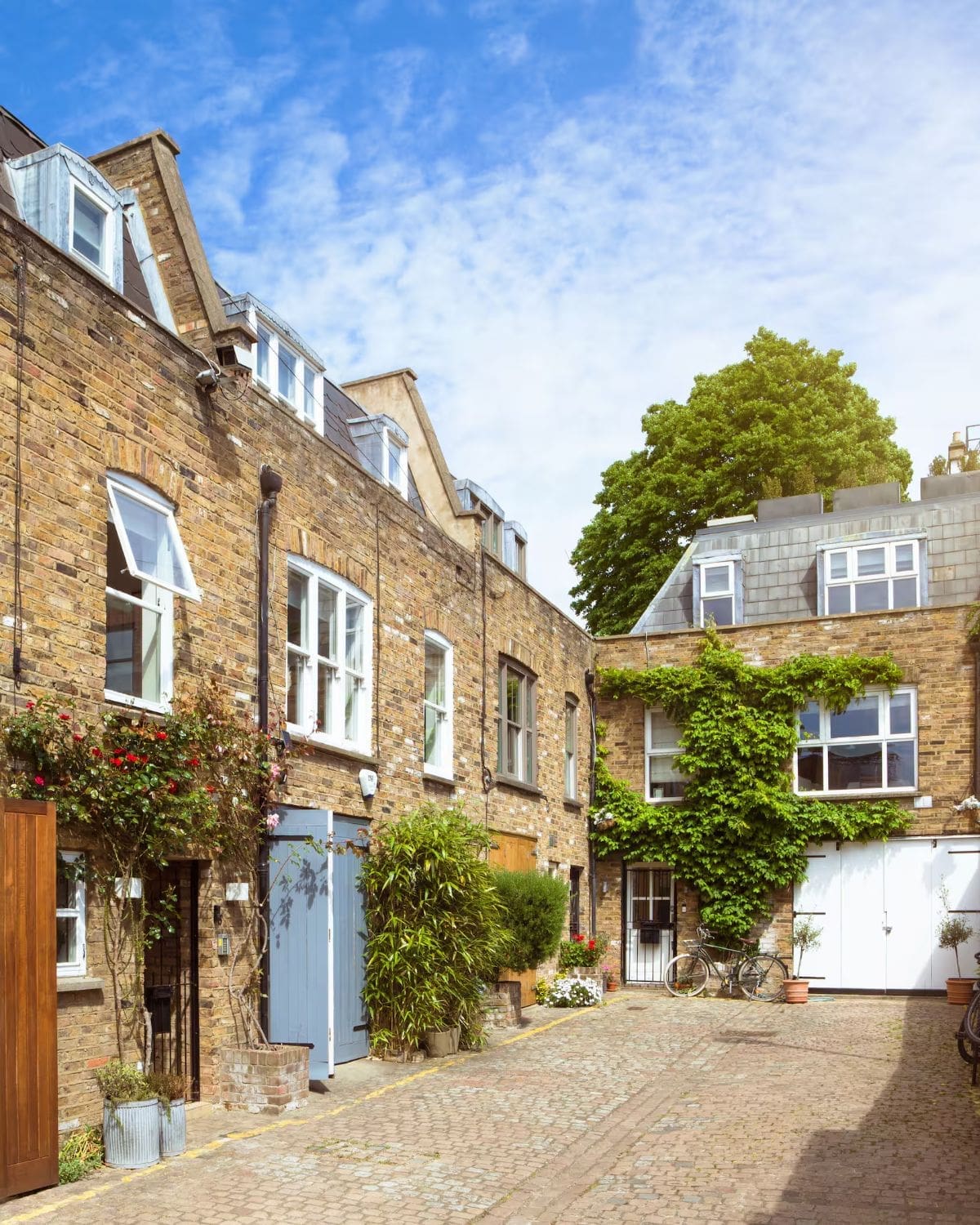 Hen-friendly group villa with spacious social areas in Airbnbs in London for a hen weekend designed for bigger celebrations.