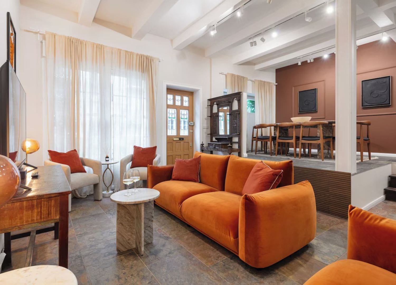 Elegant mews house with sash windows, soft neutral interiors and multiple en-suite bedrooms in Airbnbs in London for a hen weekend.