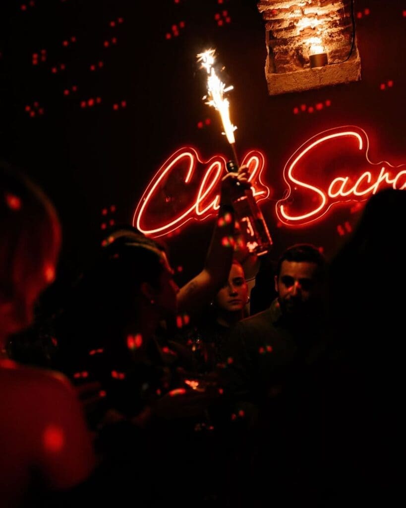Late-night club atmosphere at Club Sacramento in Lisbon, with DJs, drinks and dancing for a girls’ night out or hen weekend.