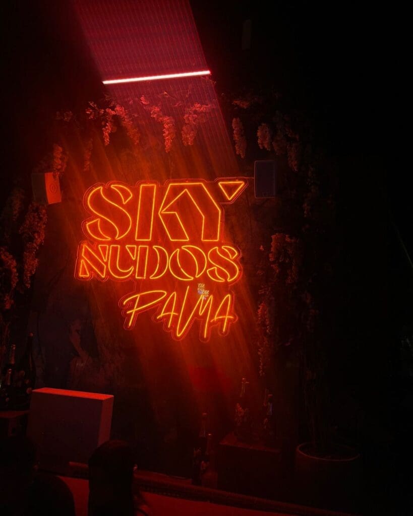 Late-night bar atmosphere at Skynudos in Palma, a lively spot for cocktails, music and going out-out on a girls’ trip or hen weekend.