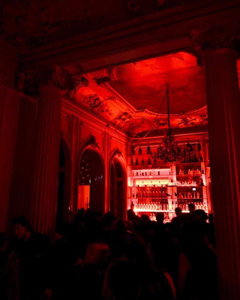 Opulent bar setting at Le Carmen in Paris, a dramatic nightlife spot for cocktails and a stylish hen weekend evening.