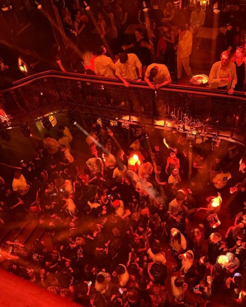 Vibrant late-night party atmosphere at Pachamama Paris, with music, cocktails and dancing for a girls’ night out or hen weekend.