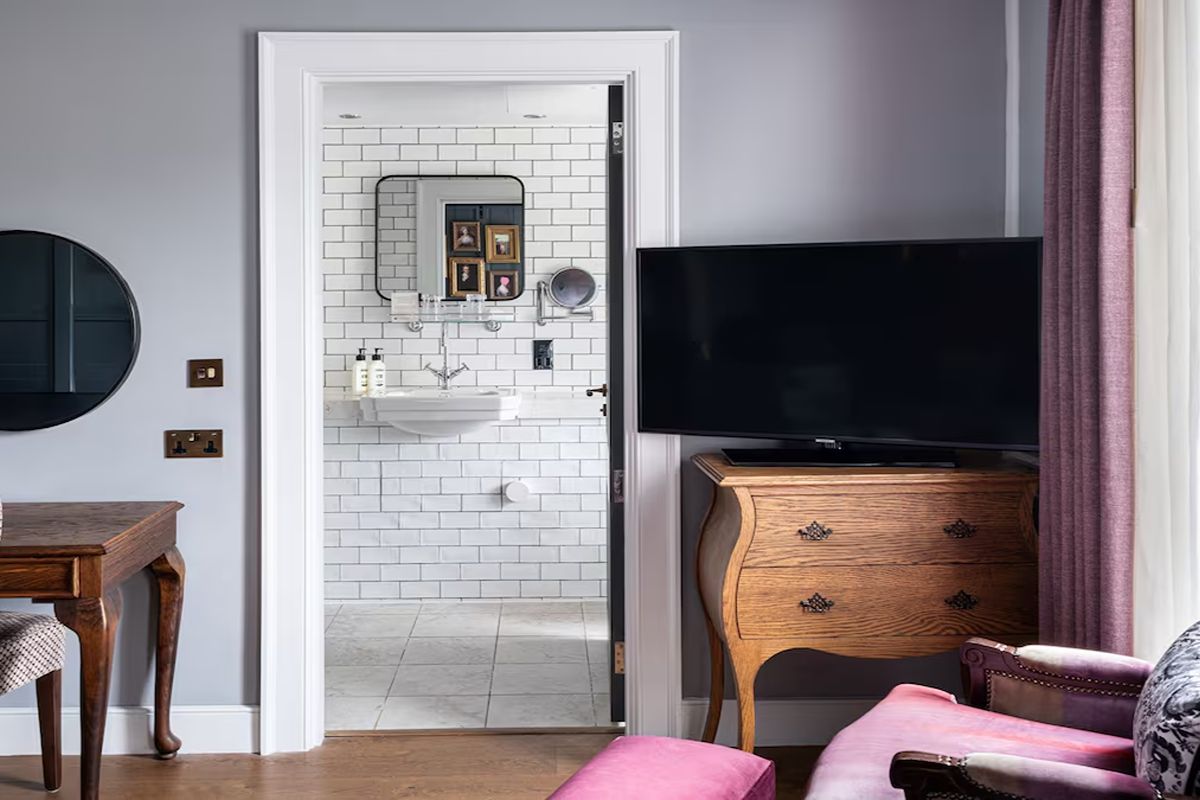 Guest room at Hotel Indigo Bath with en-suite bathroom, combining modern comfort and boutique styling for a Bath hen weekend hotel stay.