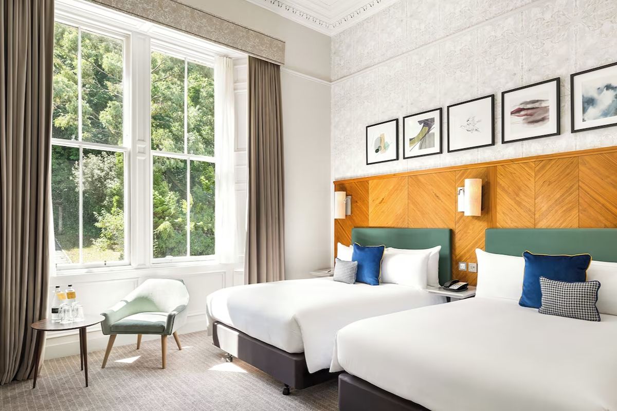 Bright twin bedroom at voco Edinburgh – Royal Terrace, an Edinburgh hen weekend hotel with tall windows, contemporary furnishings and plenty of natural light.